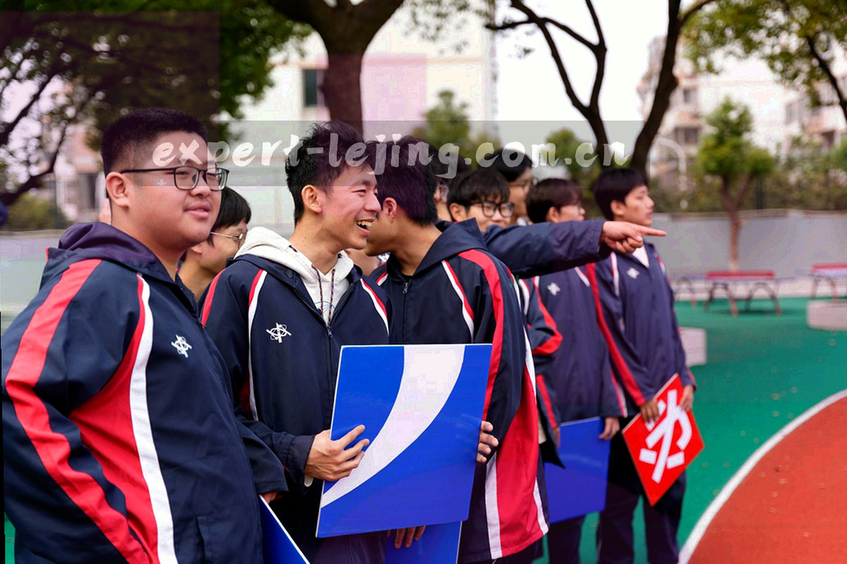 由节点与连线构成的赛事数据流转抽象图形，表现数据从采集侧流向企业系统
